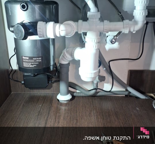 צנרת מתחת לכיור עם כלים של אינסטלטור